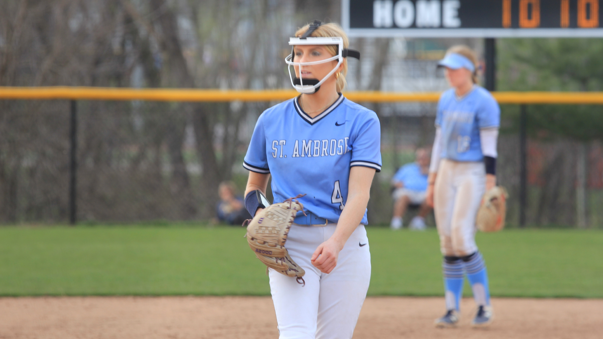 Erickson pitches Bees past Cougars